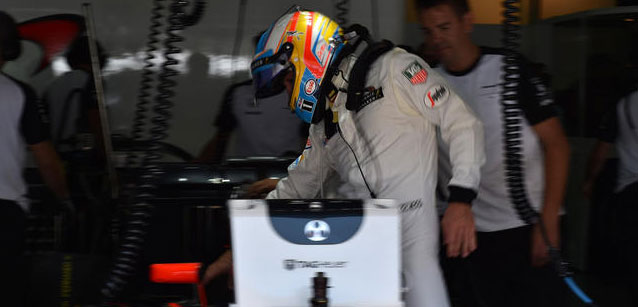 Button lotta con le gomme<br />Per Alonso &egrave; il primo GP 2015