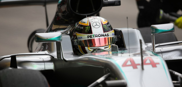 Hamilton salta i test Pirelli a Barcellona