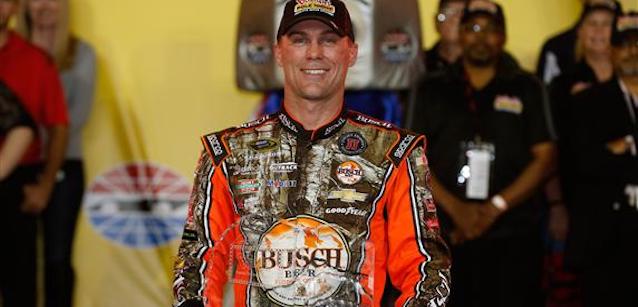 Harvick in pole, gara posticipata