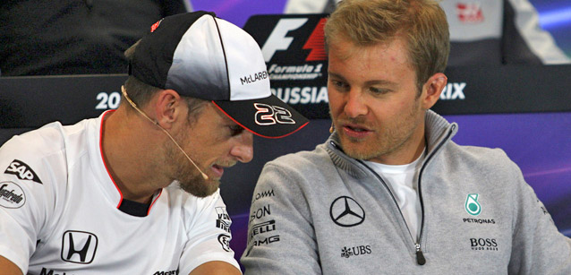 Button vuole buttare fuori Rosberg<br />...ma solo per scherzo<br />