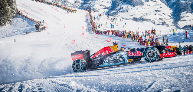 Una F1 sulle nevi di Kitzbuhel<br />Show Red Bull con Max Verstappen