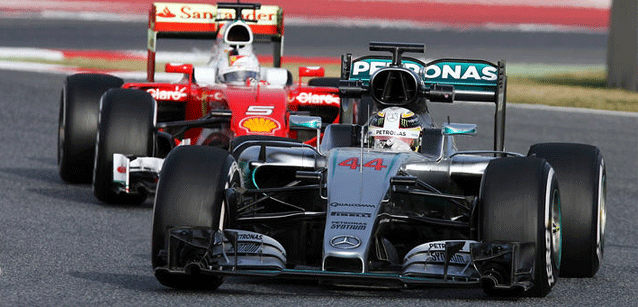 Hamilton: "W07 impressionante<br />Spero in una Ferrari competitiva"