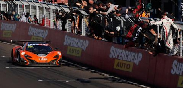 Bathurst, gara<br />Alla McLaren non sfugge il successo