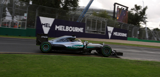 Hamilton parte bene, Rosberg deluso