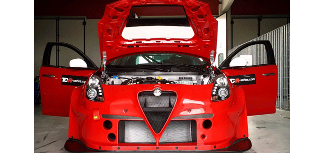 Rosso fiammante per l'Alfa<br />Prese d'aria rinnovate