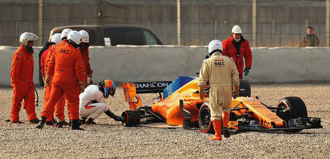 Alonso perde una ruota<br />Subito guai per la McLaren