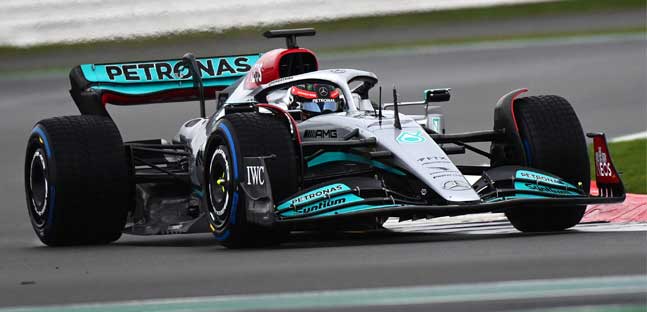 Primi giri di Hamilton<br />con la nuova Mercedes