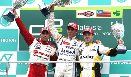 Sepang, gara 2: Vitaly Petrov emerge con pista bagnata