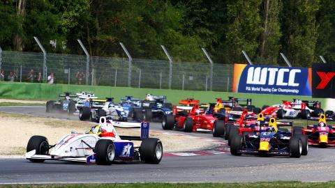 Imola, gara 2: Andy Soucek vince da campione