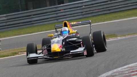 Spa, libere 1: Sainz al top<br>Brutto incidente di Schothorst