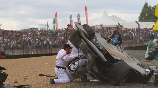 Le Mans - Dopo 50 minuti<br>Safety Car, pazzesco incidente a McNish! 