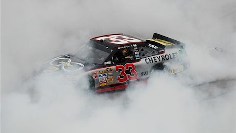 Talladega, gara: Bowyer saluta con stile