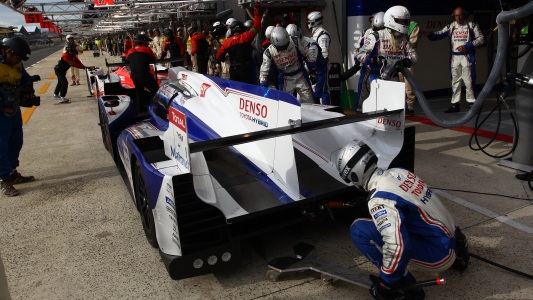 24 Ore Le Mans - Ore 22<br>Nakajima ai box, Fassler leader