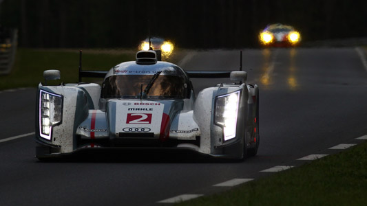 24 Ore Le Mans - Ore 05<br>Fassler sbaglia, McNish ne approfitta 