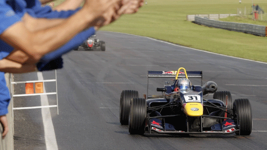 Snetterton, gara 3: Sainz mago della pioggia