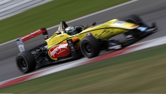 Brands Hatch - Gara 1<br>Jaafar vince, Giovinazzi a podio