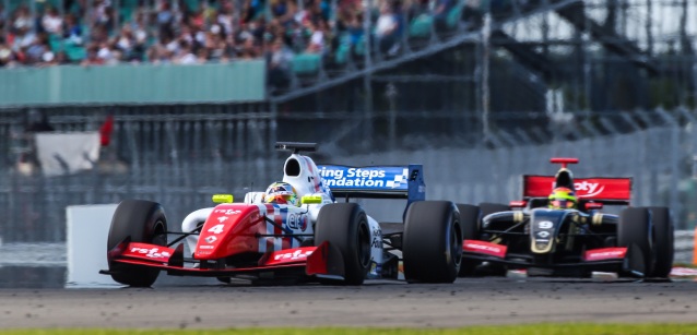 Silverstone, gara 2<br />Rowland implacabile