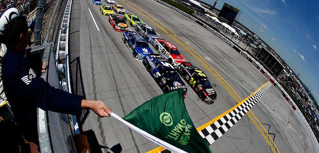 Un solo green-white-checker<br />per la gara di Talladega