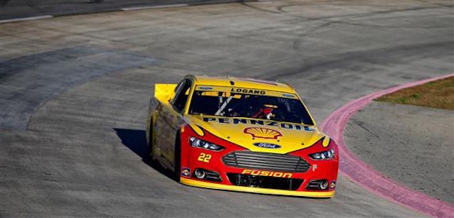 Martinsville, qualifica: Logano non molla